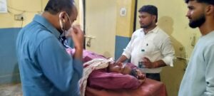 अनियंत्रित बाइक बस से टकराई, बाइक सवार गंभीर घायल, जिला अस्पताल रेफर 