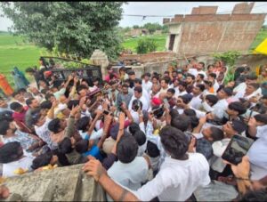 संतकबीरनगर: पीड़िता के परिजनों से मिले पूर्व मंत्री मुकेश साहनी और निषाद आर्मी के राष्ट्रीय अध्यक्ष रविन्द्र निषाद, निष्पक्ष जांच की मांग